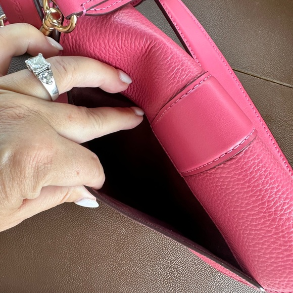 Pink leather crossbody bag from Coach with champagne hardware - Picture 4 of 9